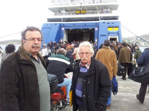 Ο πρόεδρος της Συντονιστικής Επιτροπής Φορέων Πάρου – Αντιπάρου κατά την αναχώρηση των διαδηλωτών, σήμερα το πρωί, στο λιμάνι της Πάρου.