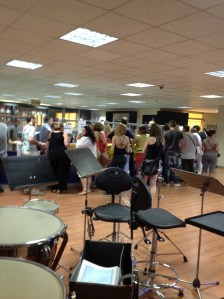 Εργαζόμενοι της ΕΡΤ επάνω από έναν δέκτη για να ακούσουν τις δηλώσεις των αρχηγών μετά τη σύσκεψη με τον Σαμαρά, μήπως τυχόν μάθουν αν θα έχουν δουλειά!!!!