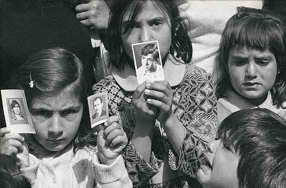 Παιδάκια της Κύπρου λίγες ημέρες μετά την εισβολή κρατούν τις φωτογραφίες των αγνοούμενων από την εισβολή των Τούρκων γονιών τους. Μερικές χιλιάδες από αυτούς δεν βρέθηκαν ποτέ...