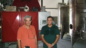 Πονηρούλης ο κ. αντιπεριφερειάρχης! Πέρασε και από τον ιδιώτη οινοπαραγωγό για να δείξει ότι υποστηρίζει και την ιδιωτική πρωτοβουλία εκτός από τον ΑΣΠ.  Μη στεναχωριέστε κ. Χατζηιωάννου, με τον τρόπο που «στηρίζετε» τον ΑΣΠ και τον Ν. Τσιγώνια, κάθε ανεξάρτητος ιδιώτης αγρότης που δρα εκτός ΑΣΠ, είναι ευχαριστημένος. Δεν χρειάζεται να κάνετε τίποτε άλλο γι’ αυτούς. Παίζουν μόνοι τους!!! 