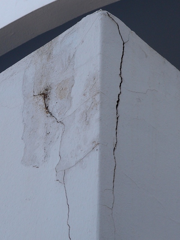 Οι διαβρώσεις είναι ορατές και στην εξωτερική πλευρά του κτιρίου