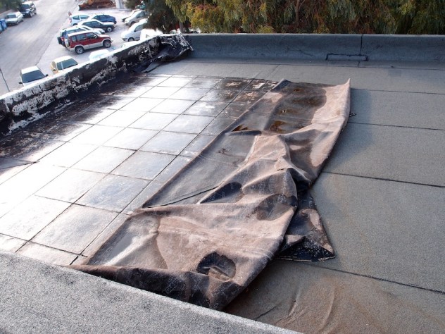 Η ταράτσα, χωρίς να έχει βρέξει ακόμα, ήταν γεμάτη από κρατημένη υγρασία που εκτιμάται ότι έχει προκαλέσει εκτεταμένες διαβρώσεις σε όλη την πτέρυγα του σχολείου