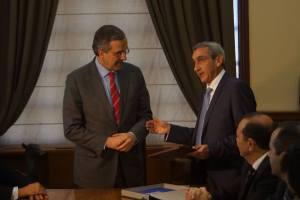 Και για να μην ξεχνιόμαστε, φωτογραφίες από τις ρεβεράντζες του πρόσφατου, προεκλογικού Ιανουαρίου μεταξύ Χατζημάρκου και Σαμαρά. Ο περιφερειάρχης δέχτηκε να διευκολύνει την καμπάνια του Σαμαρά σε μία «νεοδημοκρατική» Περιφέρεια!